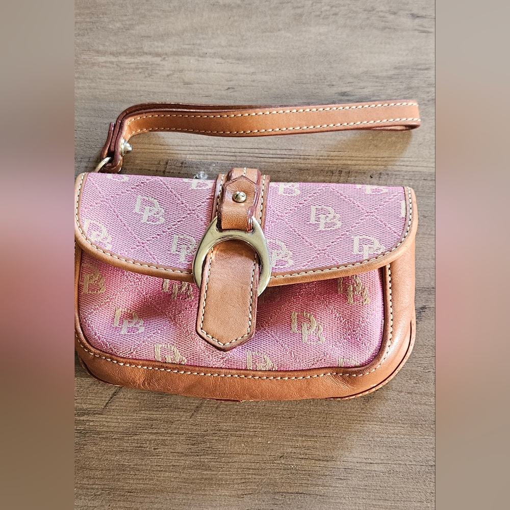 Dooney & Bourke wristlet EUC